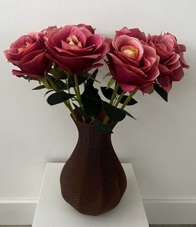Bruine Japandi style vaas met bloemen